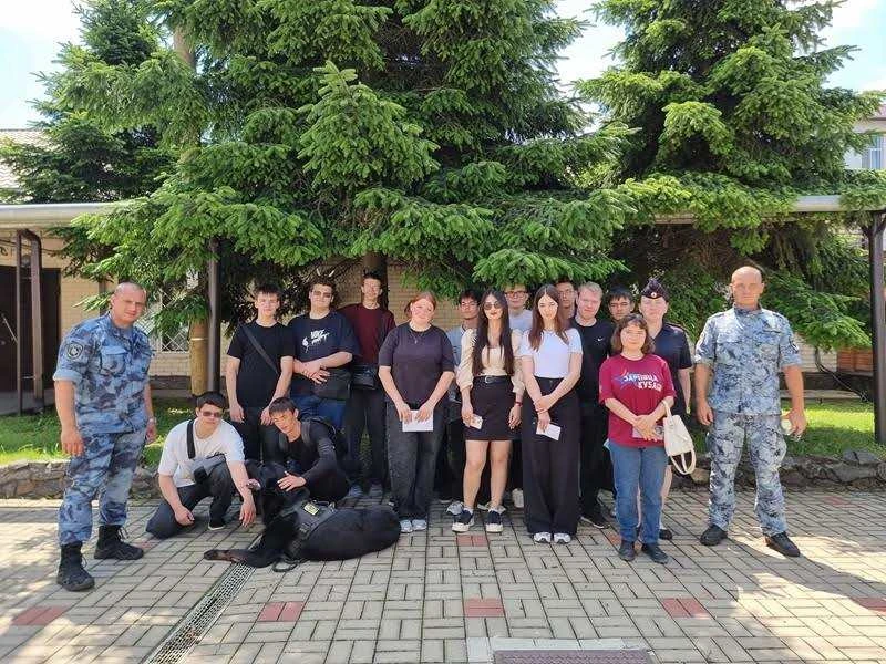 «Один день с полицией России» провели студенты на базе Белореченского ЛОП

🇷🇺В преддверии Дня Росс