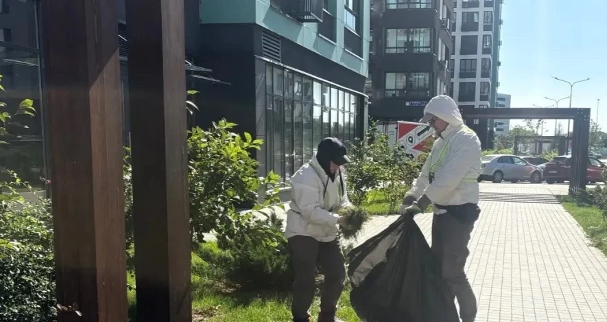 🌳 Продолжаем заботиться о зелёных насаждениях на территории ЖК «Бунинские кварталы».