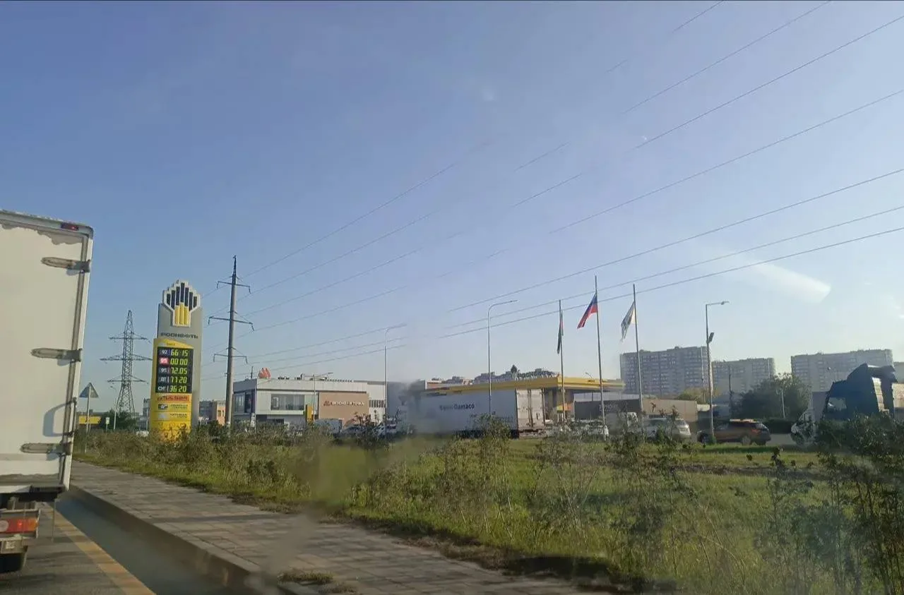 «Роснефть» возле «Бауцентра» на Ростовском шоссе/Автомобильной. Очередь небольшая. Бенз...