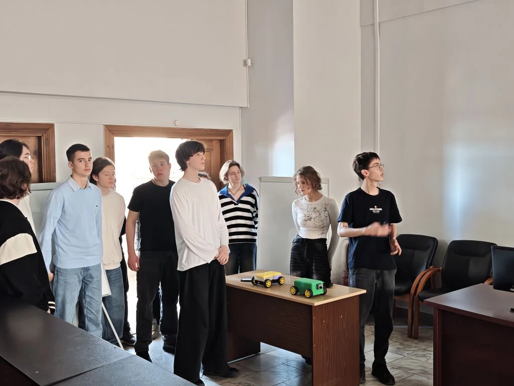 Шаг в инженерию: как 10-классники создали робота для металлических конструкций  Позади — 4 месяца уп