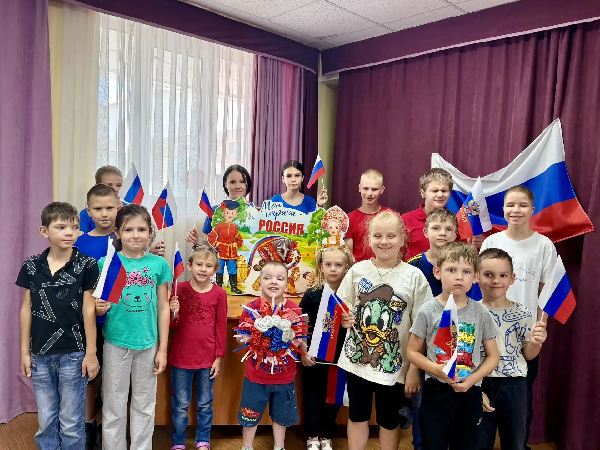 В Новоаннинском социально‑реабилитационном центре прошла тематическая игра «Три цвета Р...