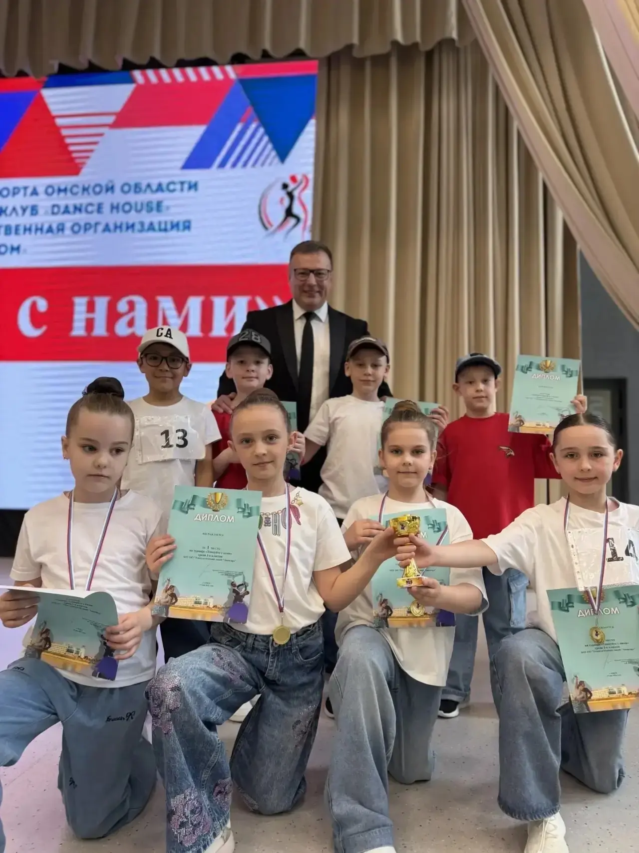 🪩В лицее прошло первенство по спортивным бальным танцам среди 1-х классов, которое собрало множество