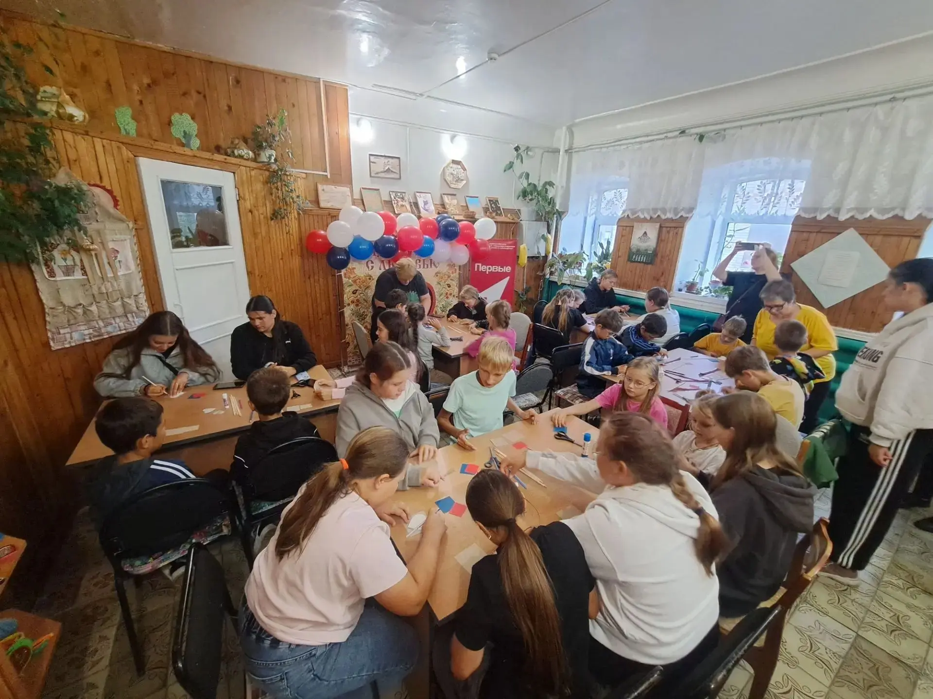13 августа, в Дом ремесел прошел мастер-класс «К России с любовью!». Ребята создавали с...