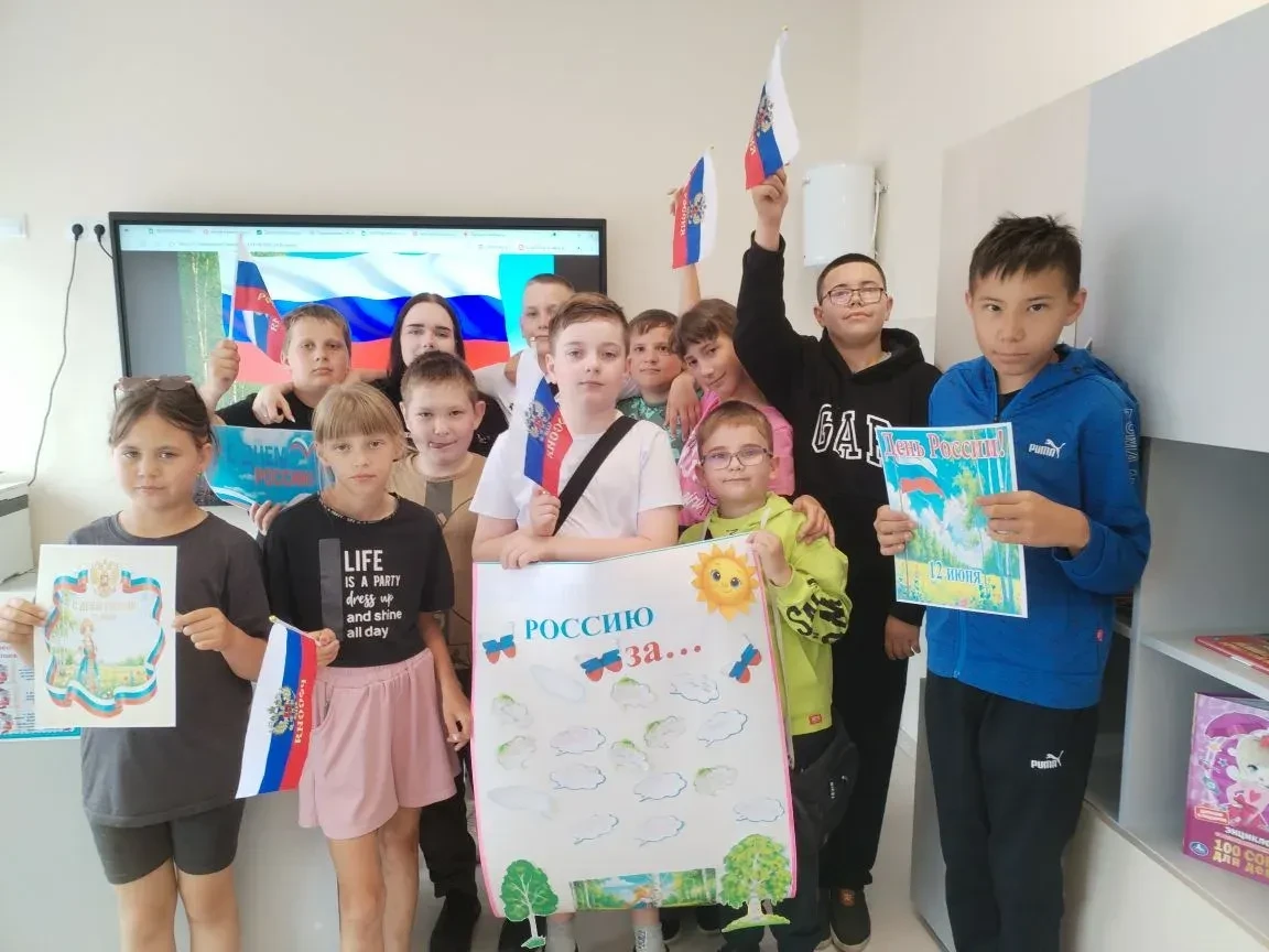 🇷🇺В библиотеке МАОУ «Аромашевская СОШ им.В.Д.Кармацкого» прошел познавательный час «Моя Родина - Р