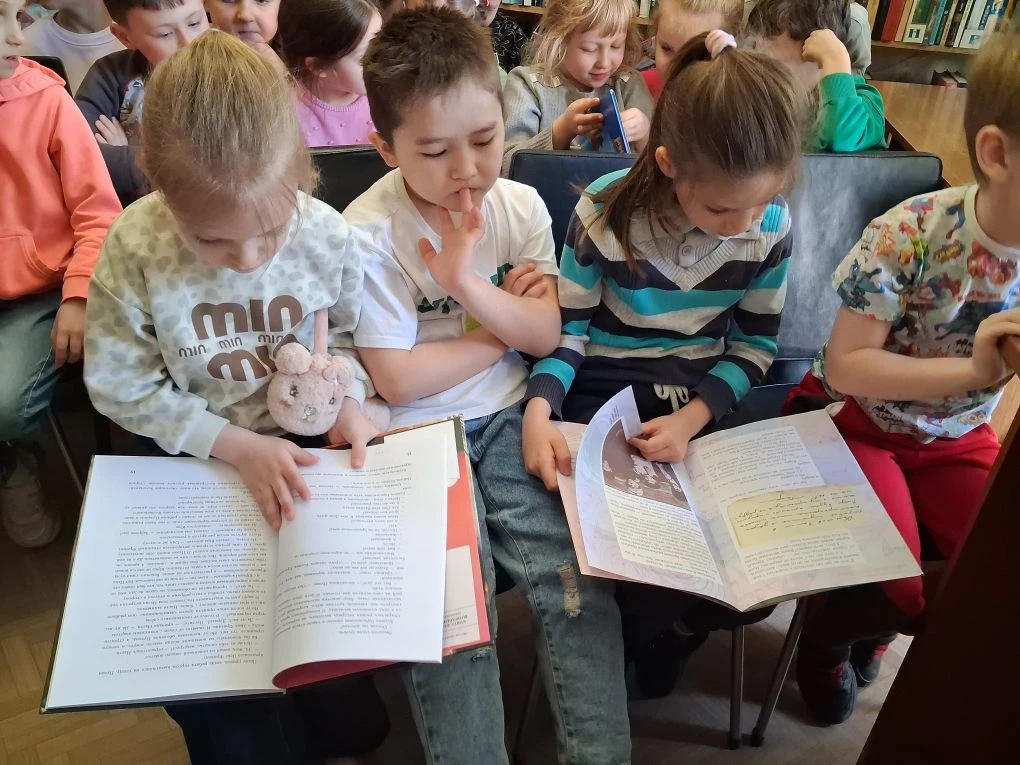 📚Посещение библиотеки для наших ребят стало традицией.  Детям дошкольникам полезно быв...