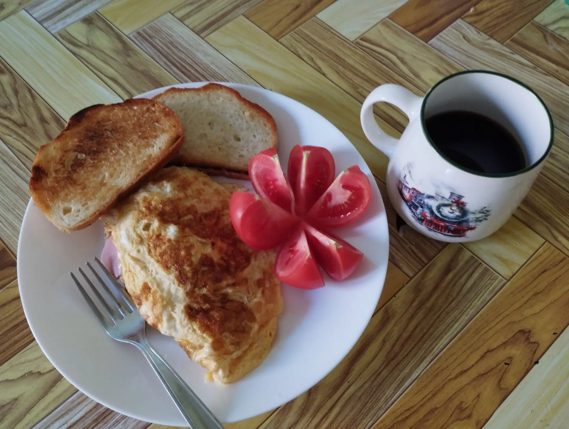 Завтрак. Просто, сытно, вкусно. Омлет с колбасой и сыром, тост и помидорка.