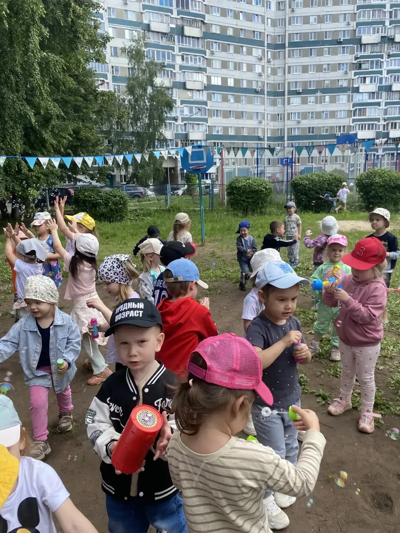 🎈🎈🎈Раз, два, три,раз, два, три
                  Я пускаю пузыри.
                  Мыльные, возд