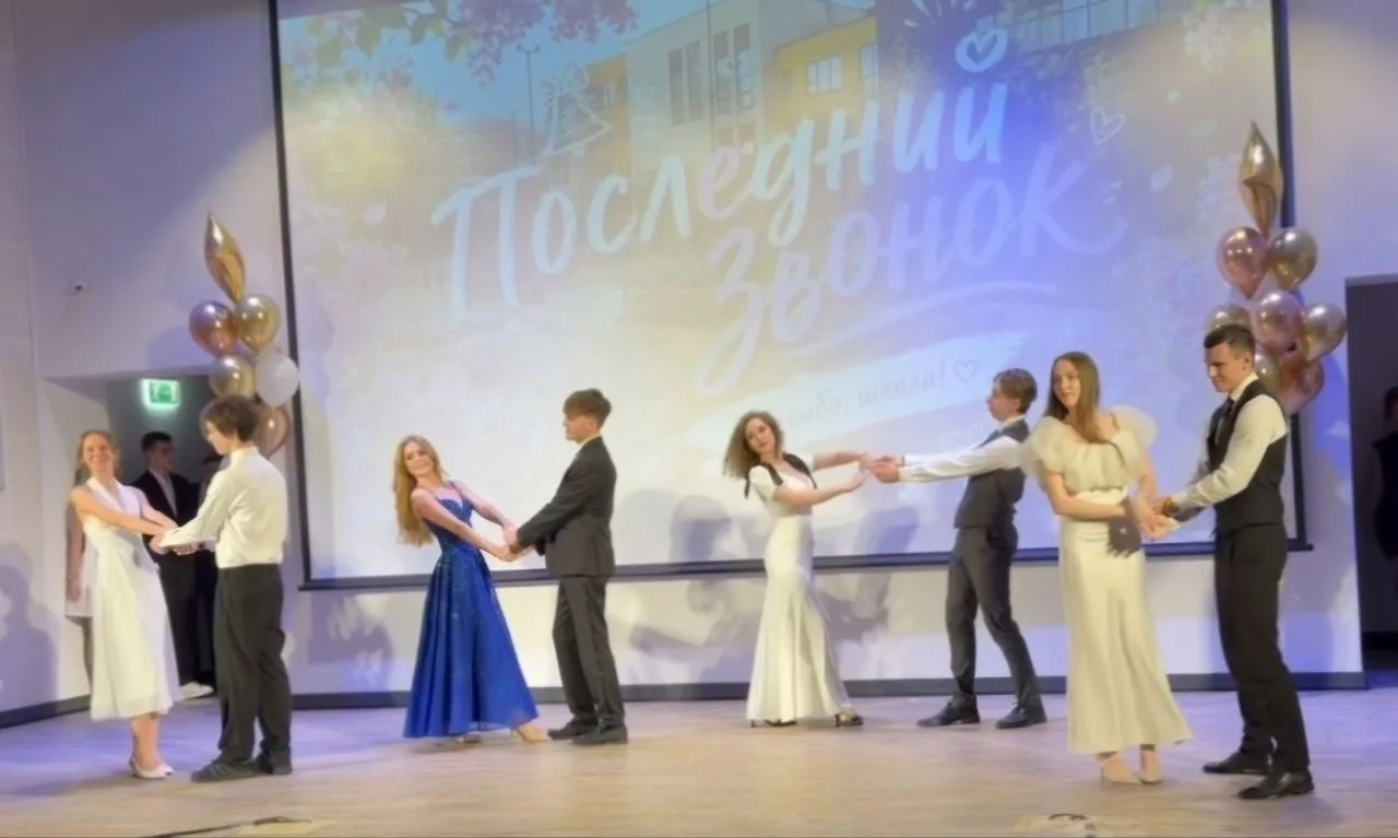 🎓 Последний звонок - 2026  Где летят облака ватные, Где осталась трава мятная, Где кругом васильки с