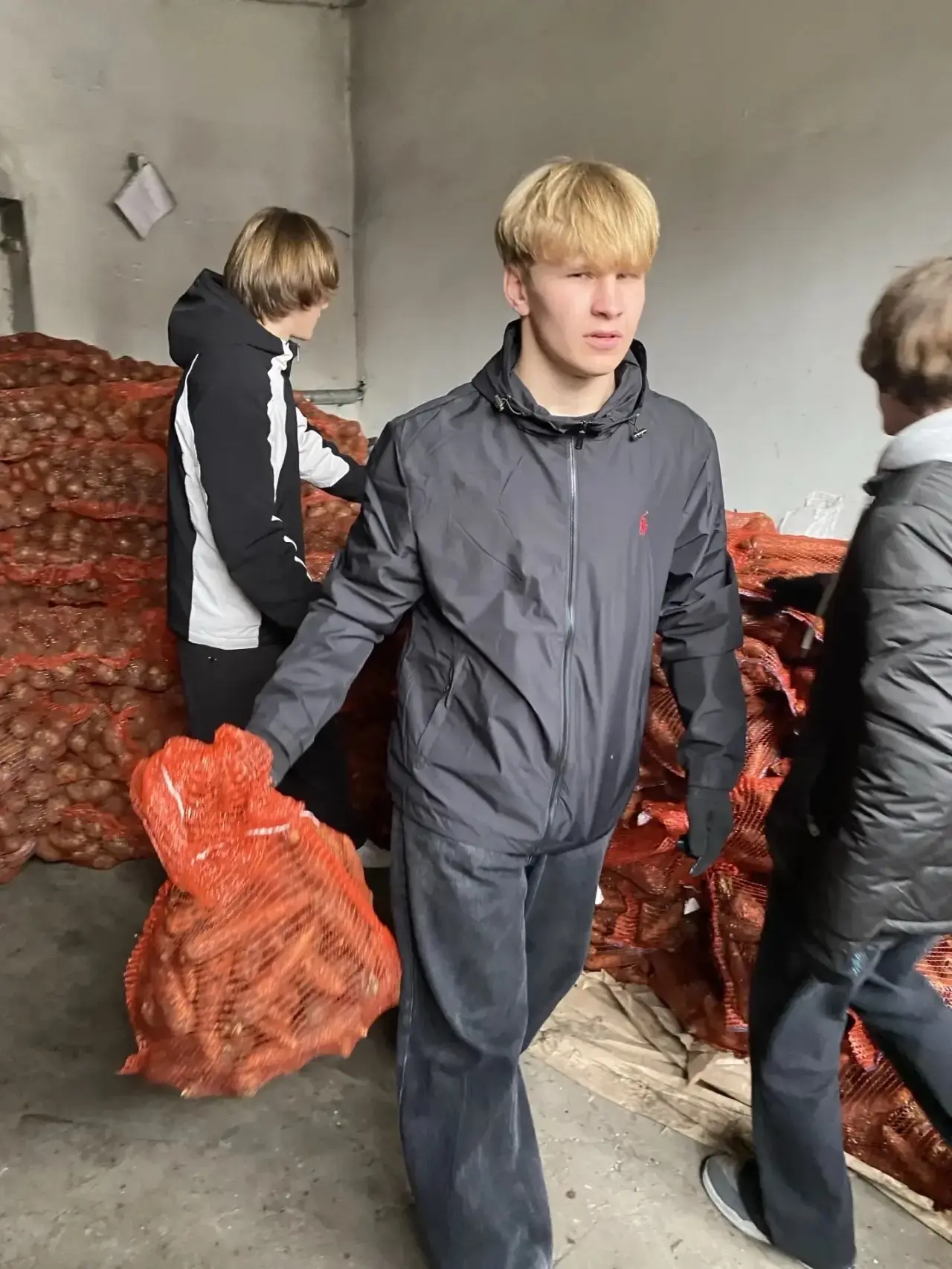 Активисты школьного волонтёрского объединения «Мир не без добрых людей» помогли пожилым...