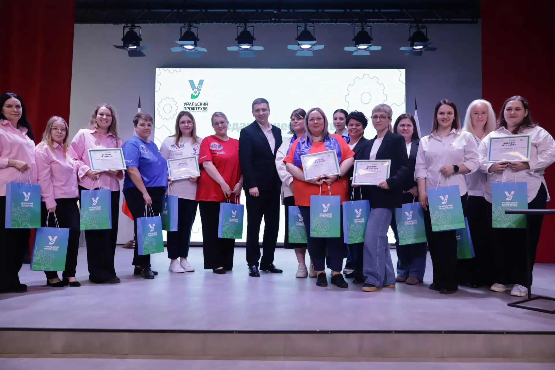 💫 Наша команда — в финале регионального педагогического квиза!