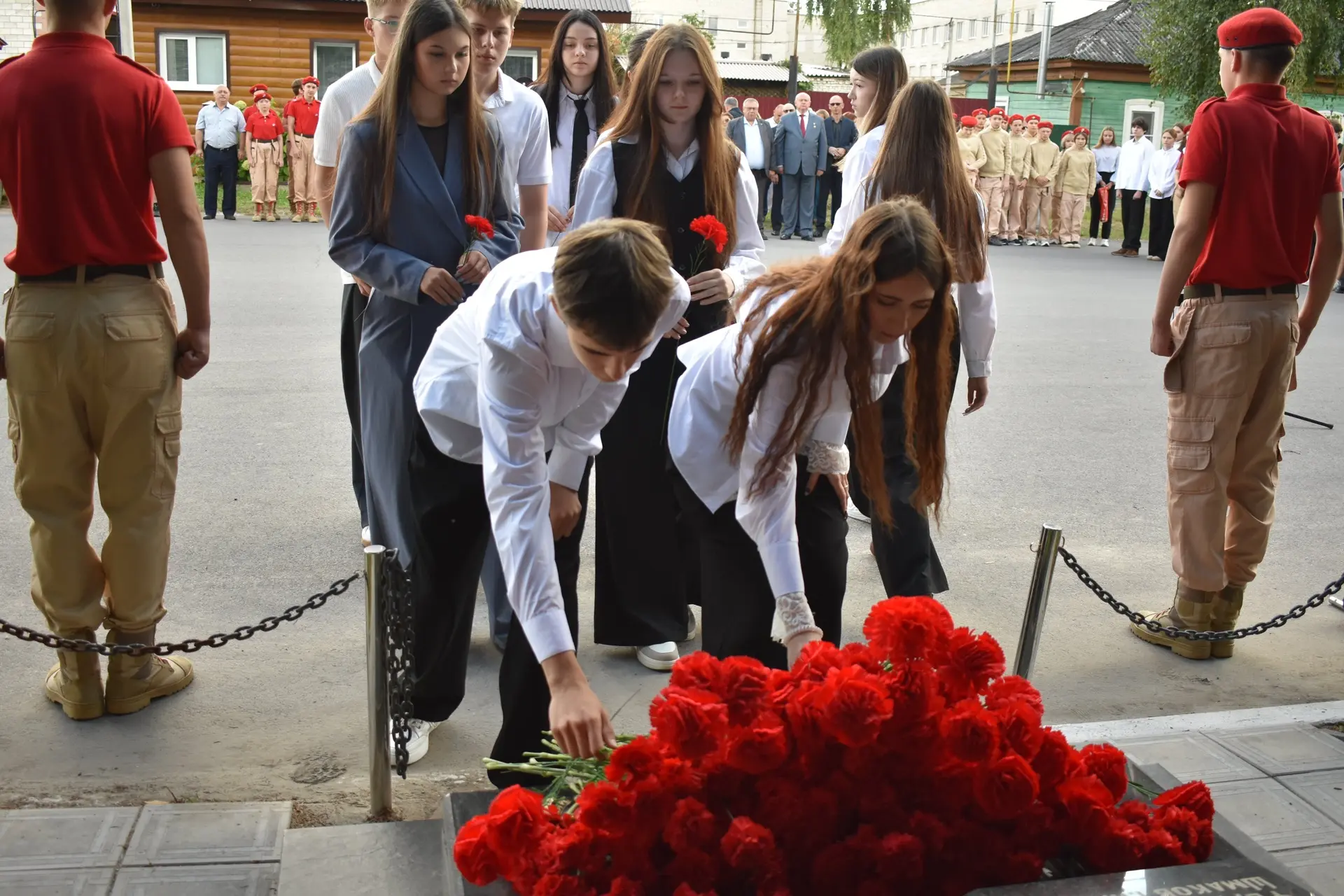 В День солидарности в борьбе с терроризмом у памятника сотрудникам органов внутренних д...
