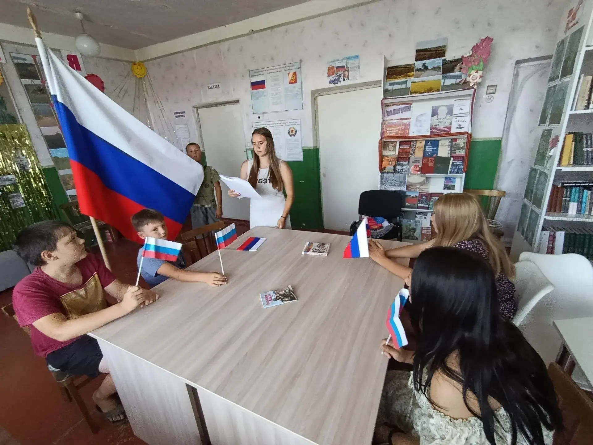 В библиотеке-филиале № 11 села Рассыпное ярко и торжественно отметили День флага🇷🇺