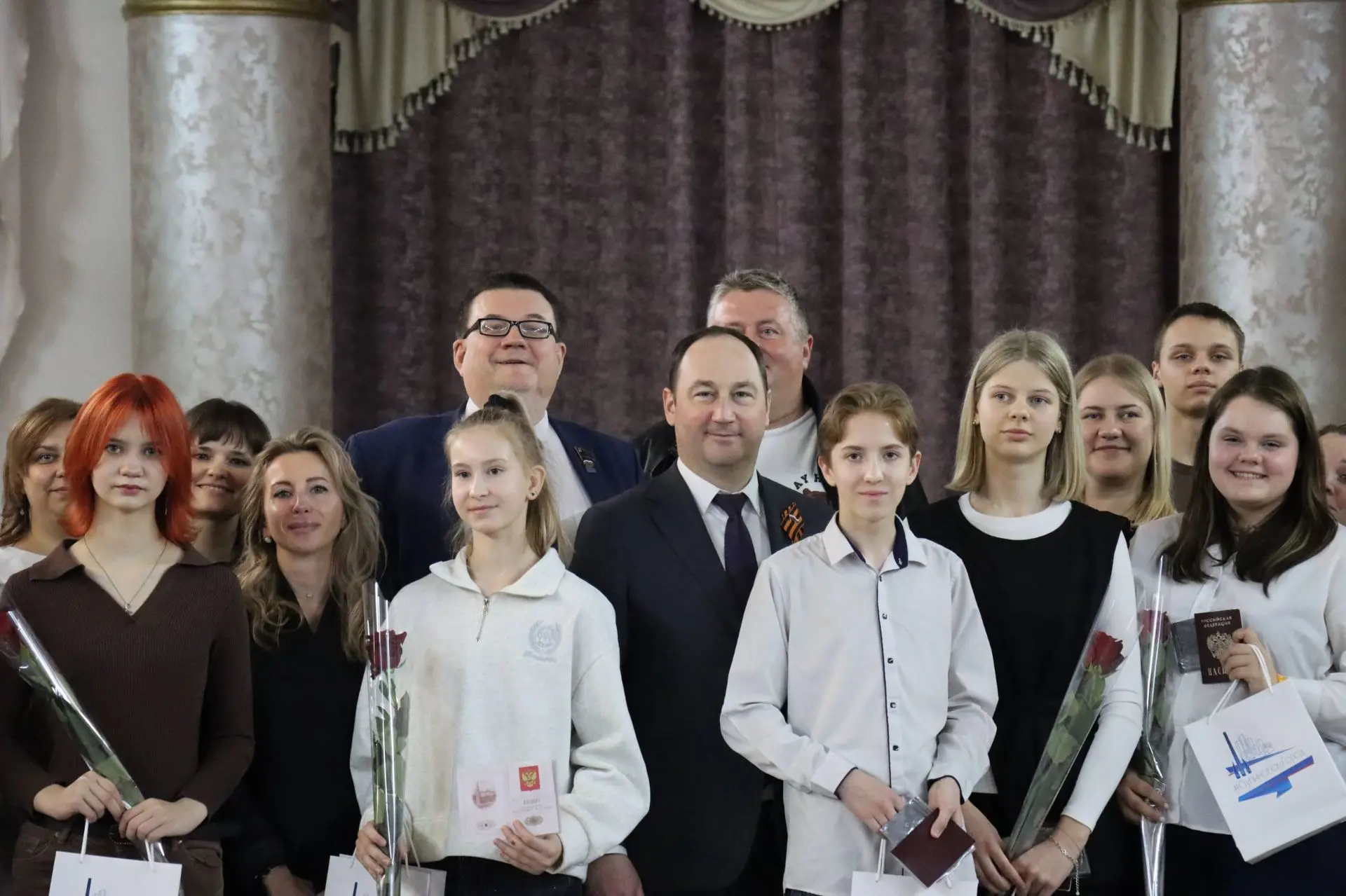 Первый шаг во взрослую жизнь: Сергей Мужальских и Андрей Голубев вручили паспорта 14-летним жителям 