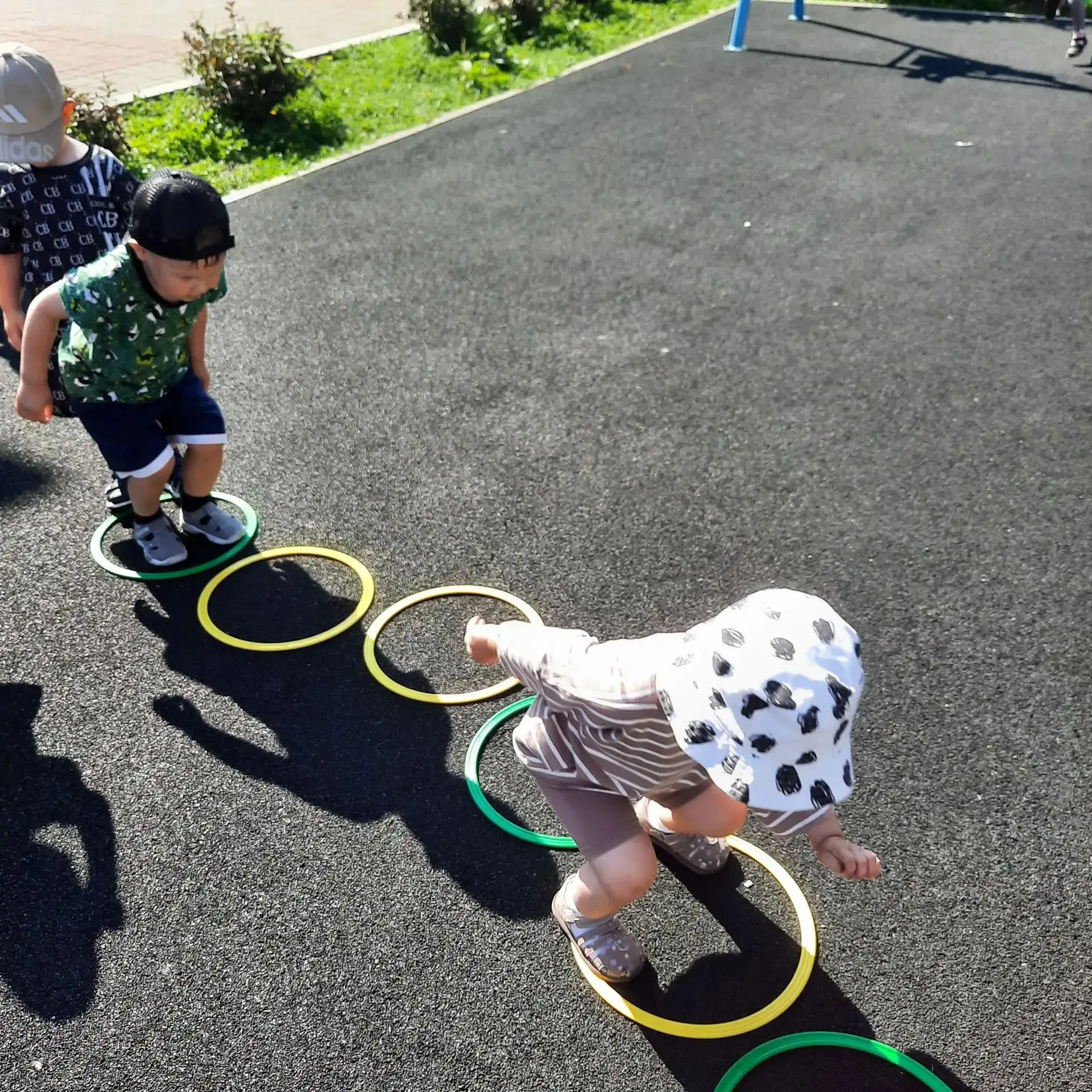 ☀️🥵 На улице ну очень жарко! Поэтому мы переходим на игры малой подвижности и прячемся...