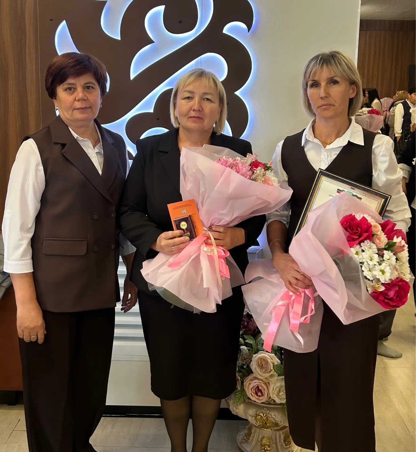 Новый Дом культуры Буинска сегодня наполнился тёплыми улыбками и словами благодарности ...