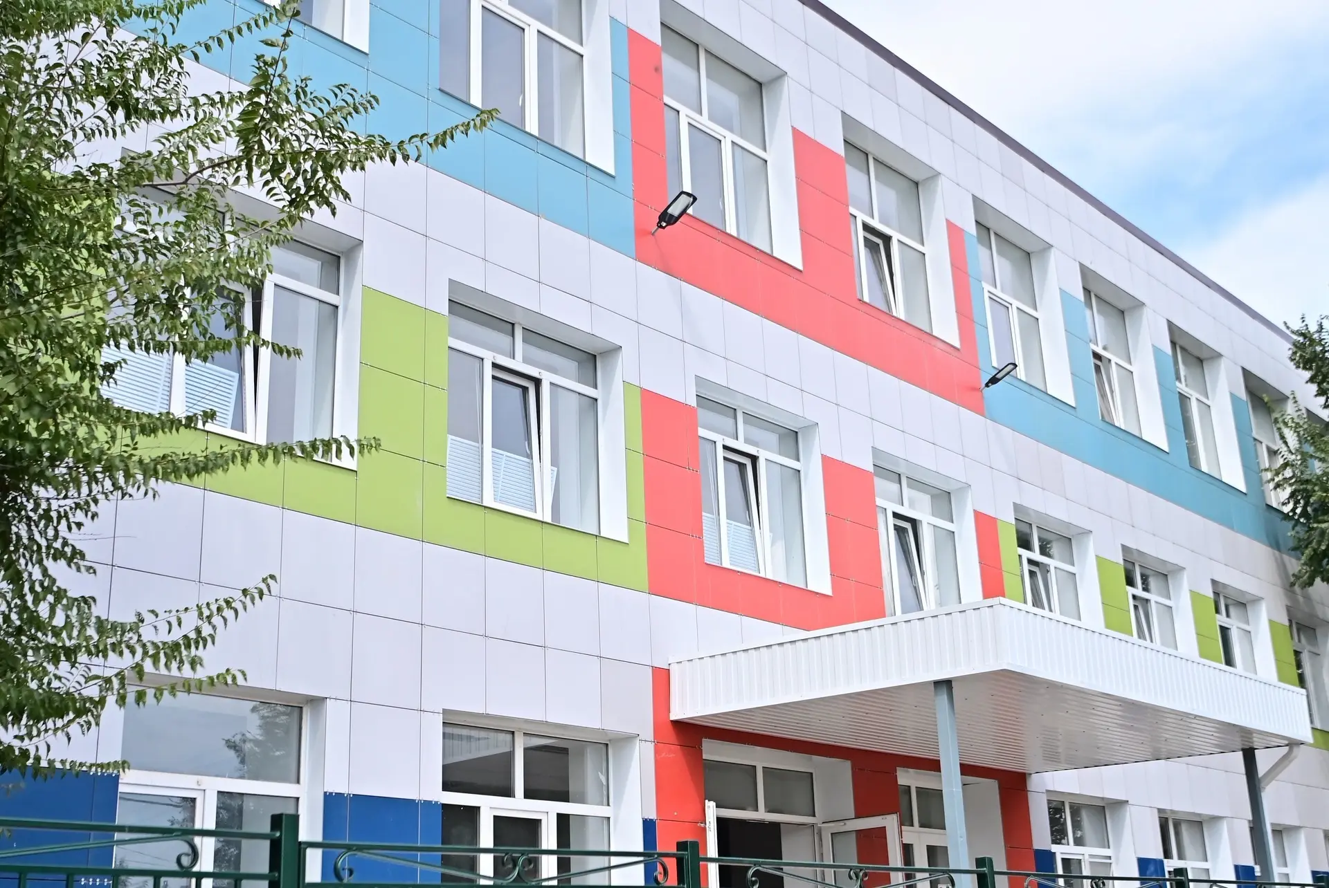 В Буденновске проверил ход капитального ремонта сразу двух школ.