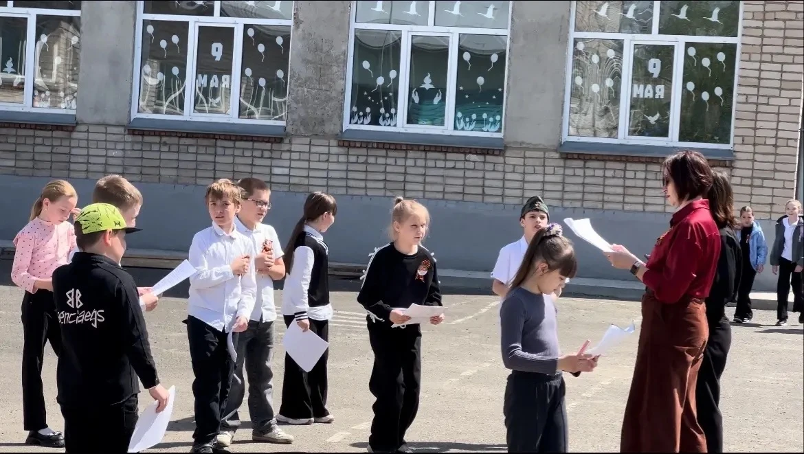 🇷🇺Наш школьный двор превратился в настоящий штаб подготовки к великому празднику.  До 81-й годовщины