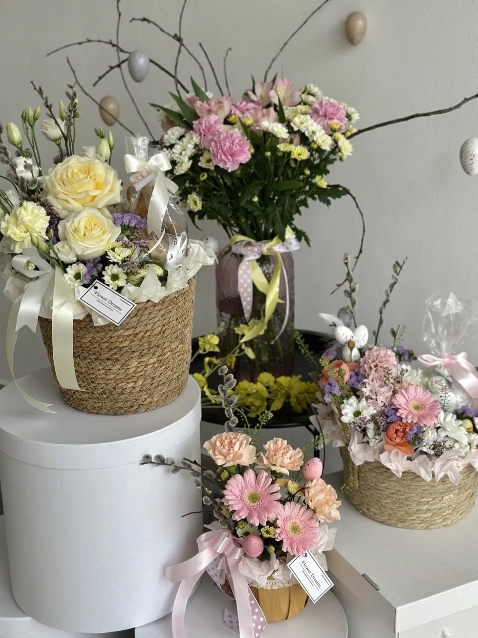 🌸 Пасхальное вдохновение: Кулич в цветочном обрамлении 🌿