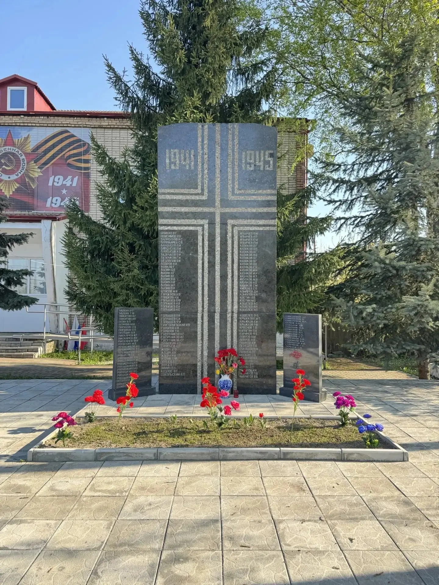 Ученики 7г класса продолжают акцию "Я помню!". Сегодня они убрали и украсили памятник павшим воинам 