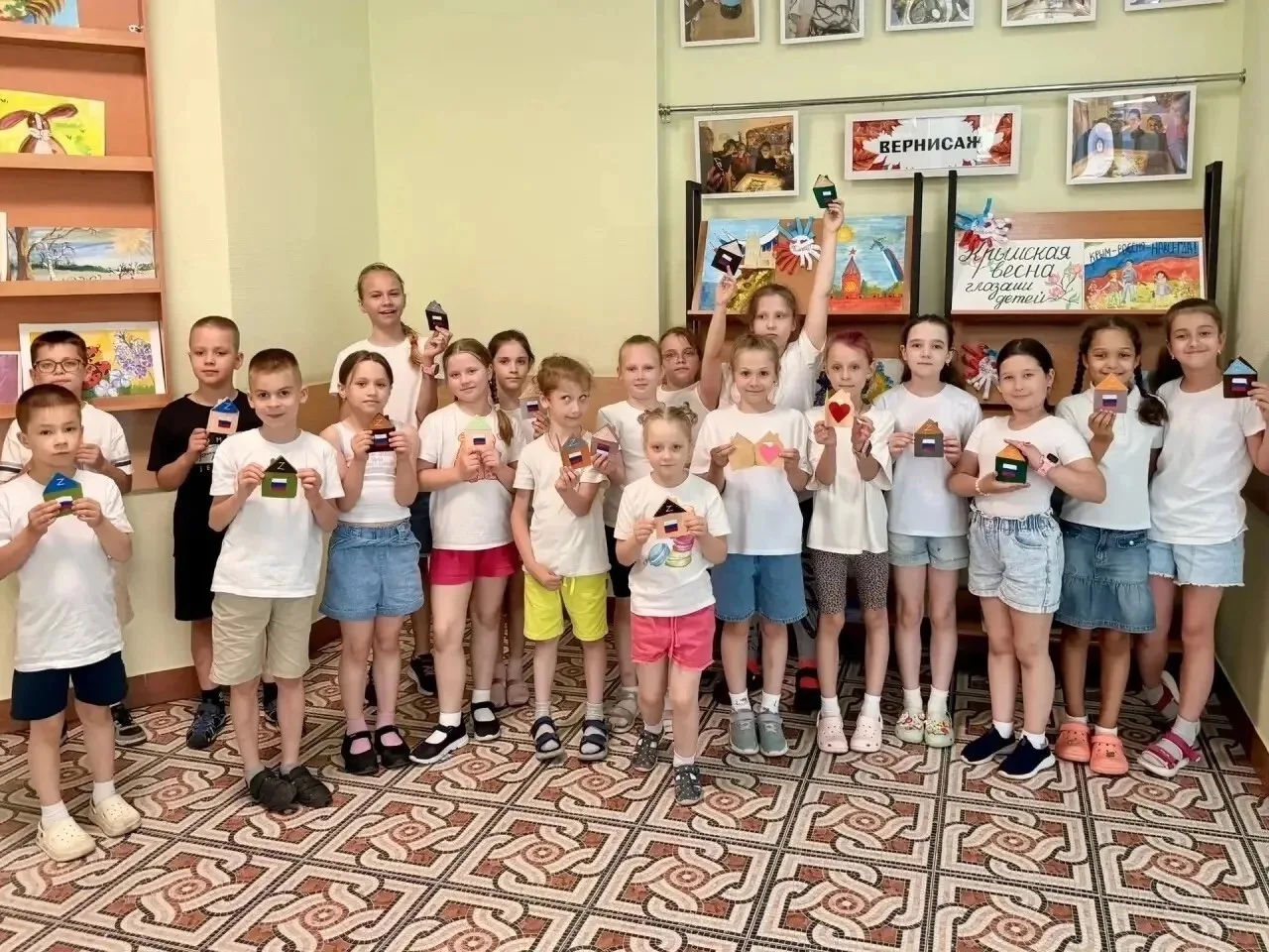 С Днем России! 🇷🇺 В канун этого важного праздника педагоги и ребята из досуговой площадки "Зеленая