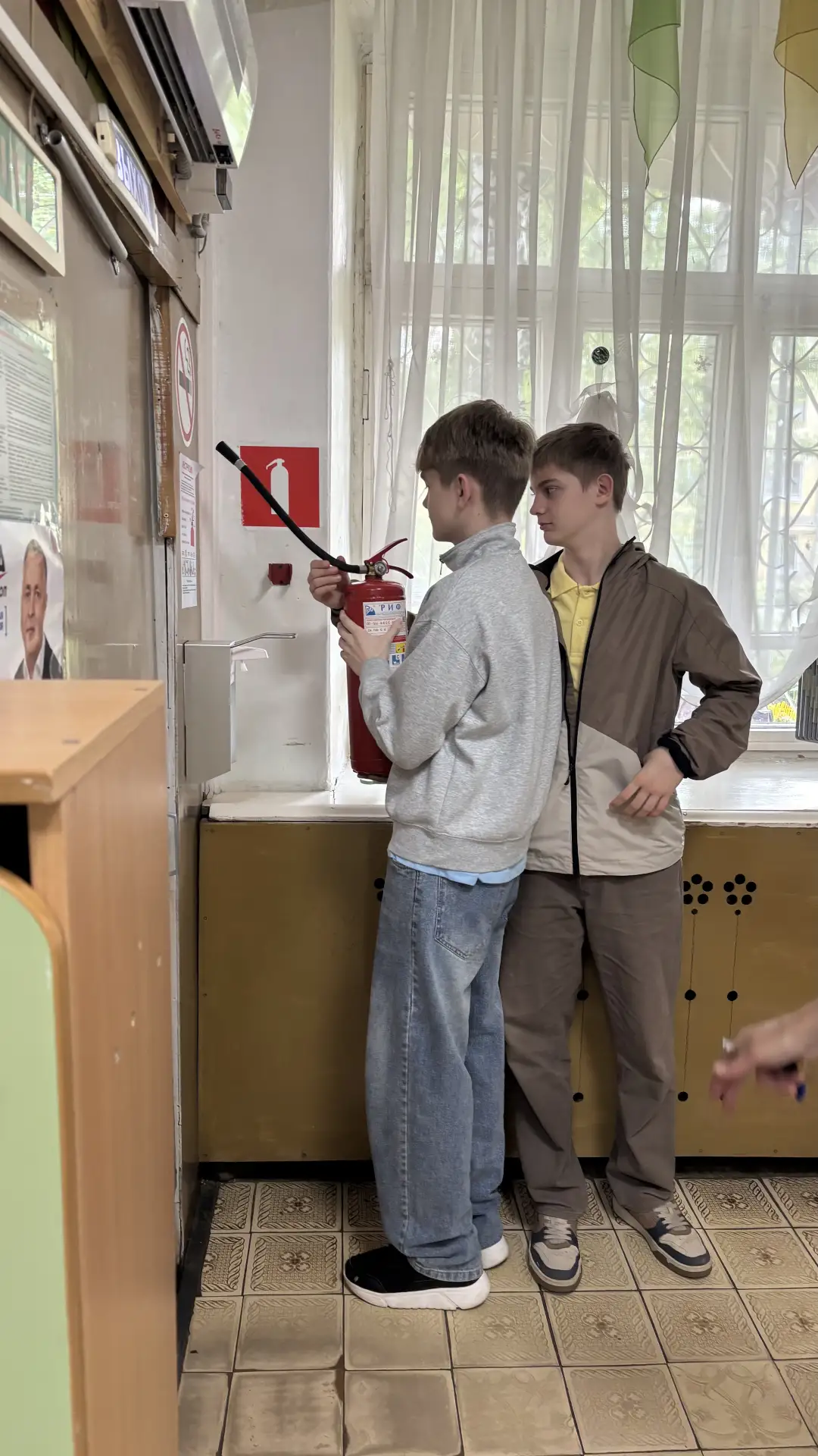 💪 Трудовой десант в действии: ребята из 40-й школы проводят лето с пользой! ☀️