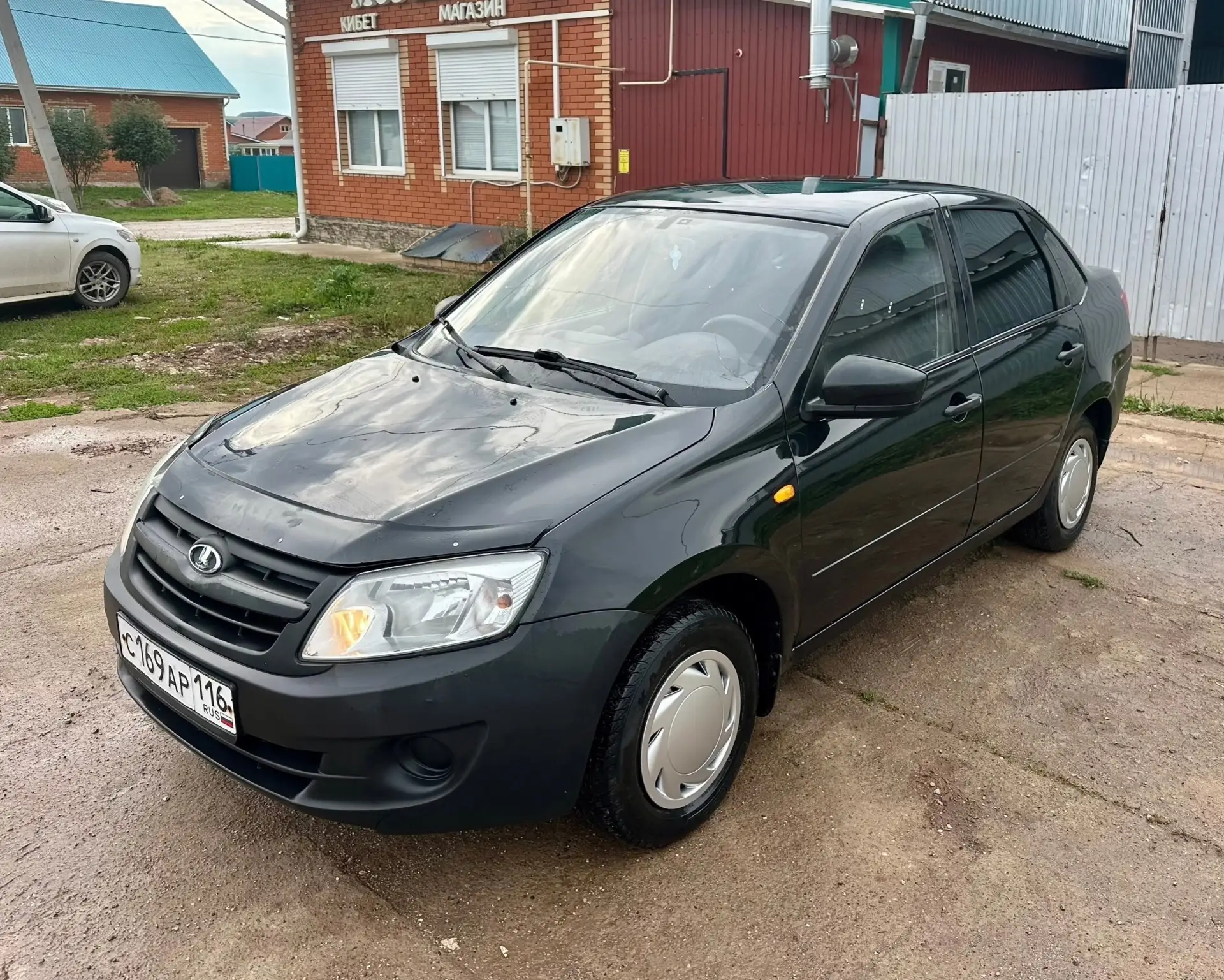 Продам Лада Гранта 2012 года. Комплектация Стандарт. Дополнительно установлены 2ЭСП, си...