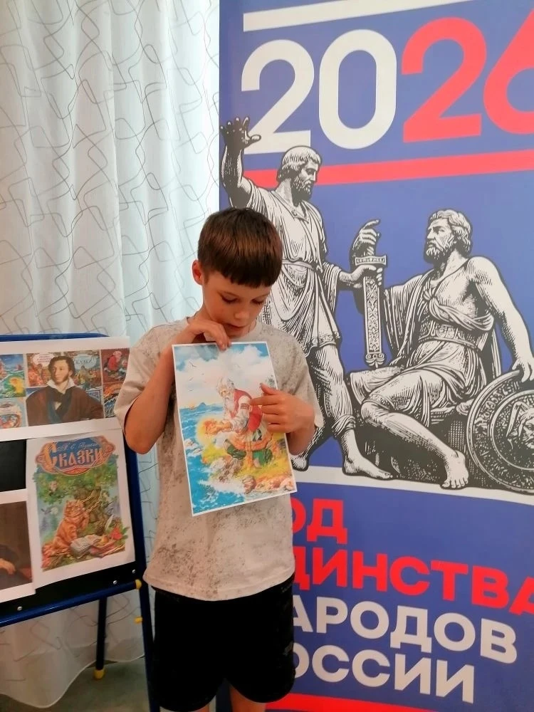МНОГО СКАЗОК СОЧИНИЛ ОН, 
В ЛУКОМОРЬЕ ПУТЬ ОТКРЫЛ. 
В ТУ СТРАНУ ГДЕ С ЧУДЕСАМИ, 
ПОВСТРЕЧАЕМСЯ МЫ  С