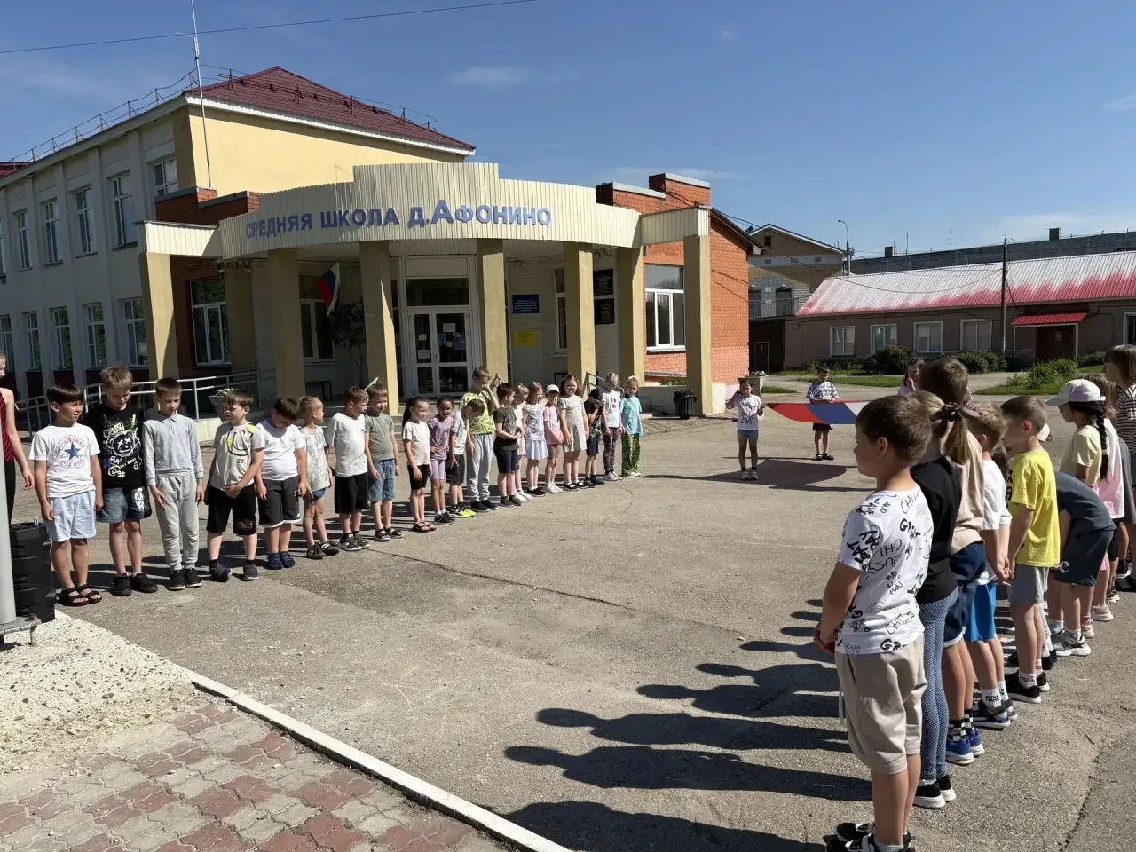 Сегодняшний день, 9 июня, в нашем школьном лагере «Светлячок» выдался по-настоящему энергичным и поз
