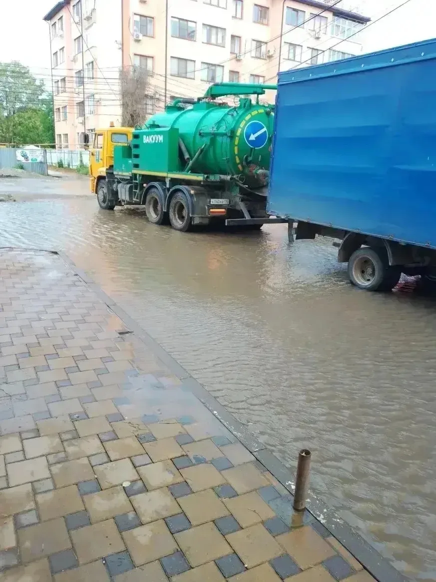 Краснодар затопило.  Вчера вечером за два часа в краевой столице выпала почти месячная норма осадков