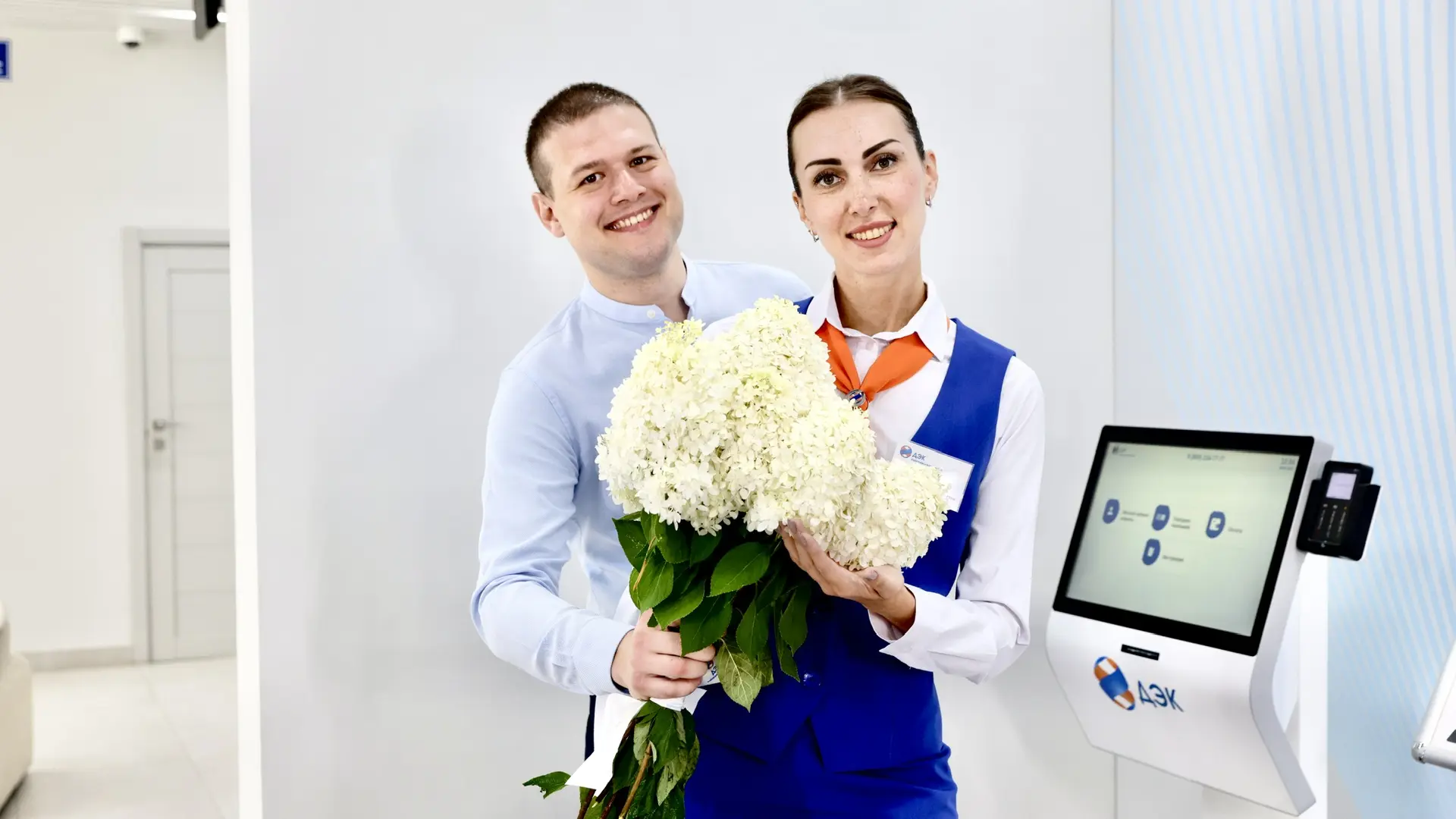 Уважаемые клиенты!  Дальневосточная энергетическая компания поздравляет милых дам с наступающим праз