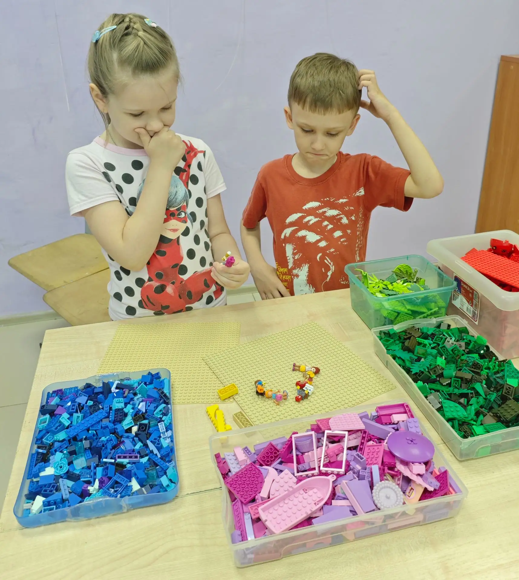 Еще чуть-чуть и снова лето! Вот наши юные инженеры из «Мира LeGo» уже ломают голову, с ...