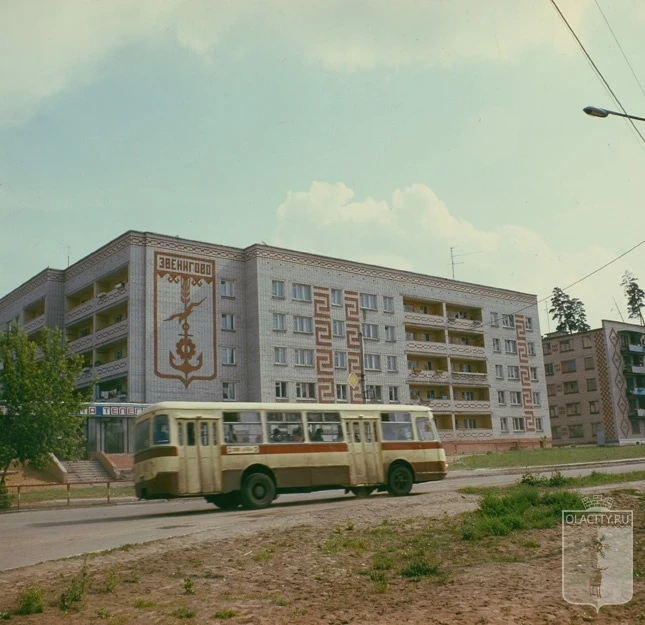 Дом с гербом города "Звенигово". Нулевая точка города - Главпочтамт. Автобус