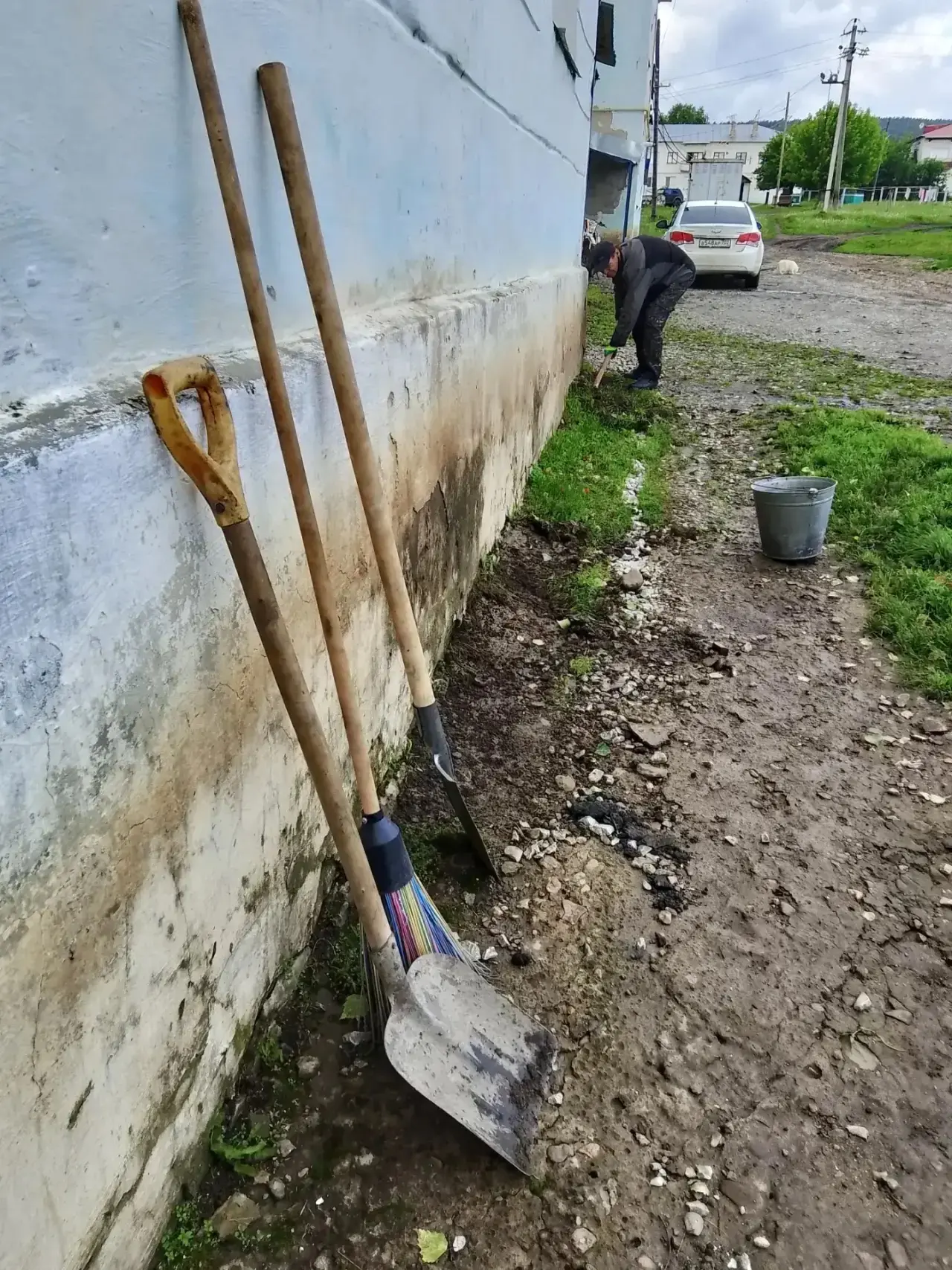 Очистка отмостки от травы вдоль МКД 
ул. Оглоблина, д. 103
с. Тирлянский