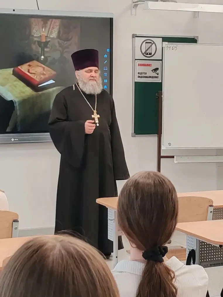 #ДуховноеВоспитание  🌟 Сегодня в 6В классе прошла особенная встреча — к ребятам пришёл гость, клирик