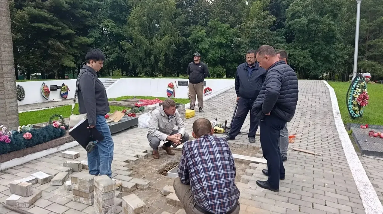 Уважаемые жители! Докладываем о ходе работ по газификации мемориала в селе Карманово в ...
