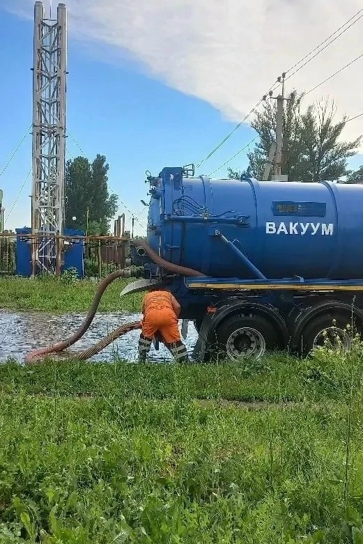 «Комбинат благоустройства» устраняет подтопления на городских улицах и во дворах после дождя

Работн