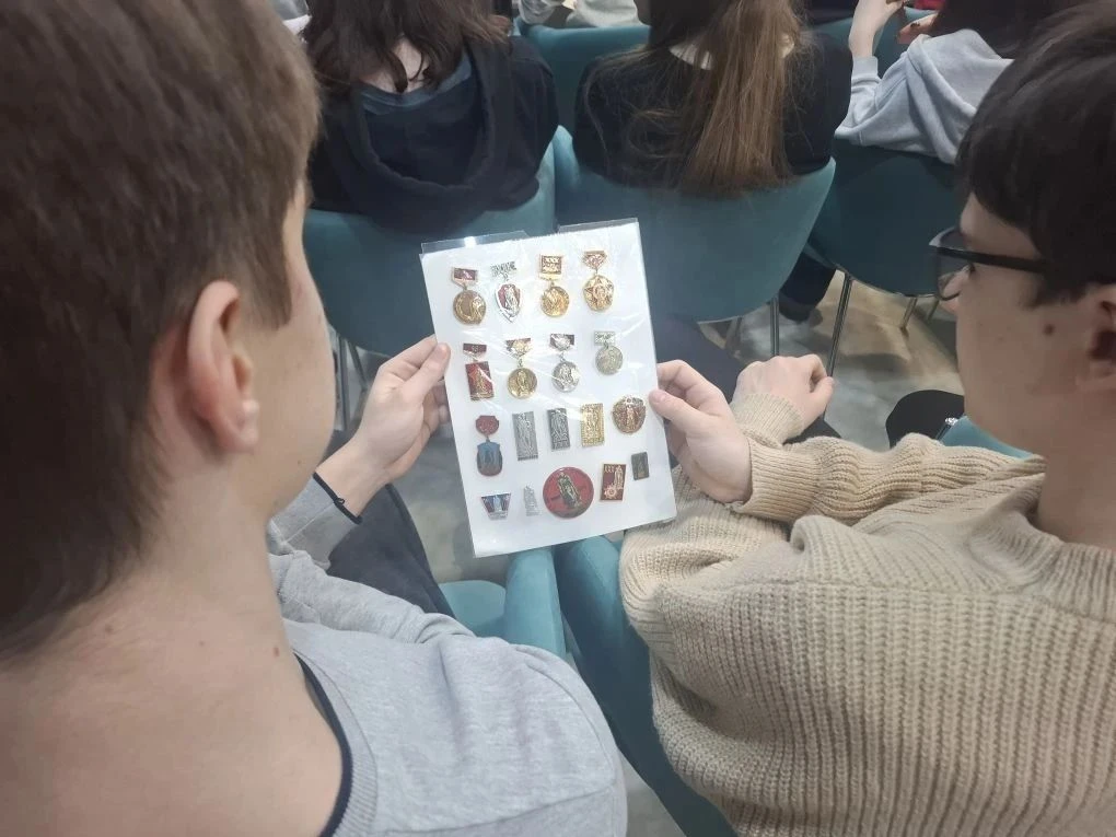 В уютном зале дк Импульс собрались обучающиеся 4 корпуса, чтобы стать участниками мероприятия, обеща