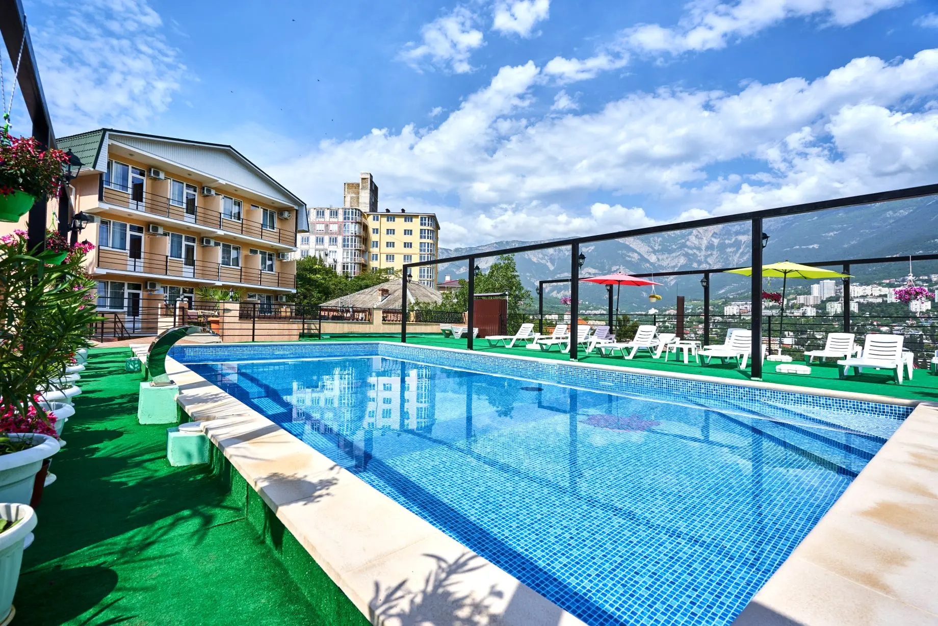 #КРЫМ #ЯЛТА ул. Строителей, 9Ж.  Устали от суеты? Приезжайте в Ялту! У нас вы отдохнёте и наберётесь