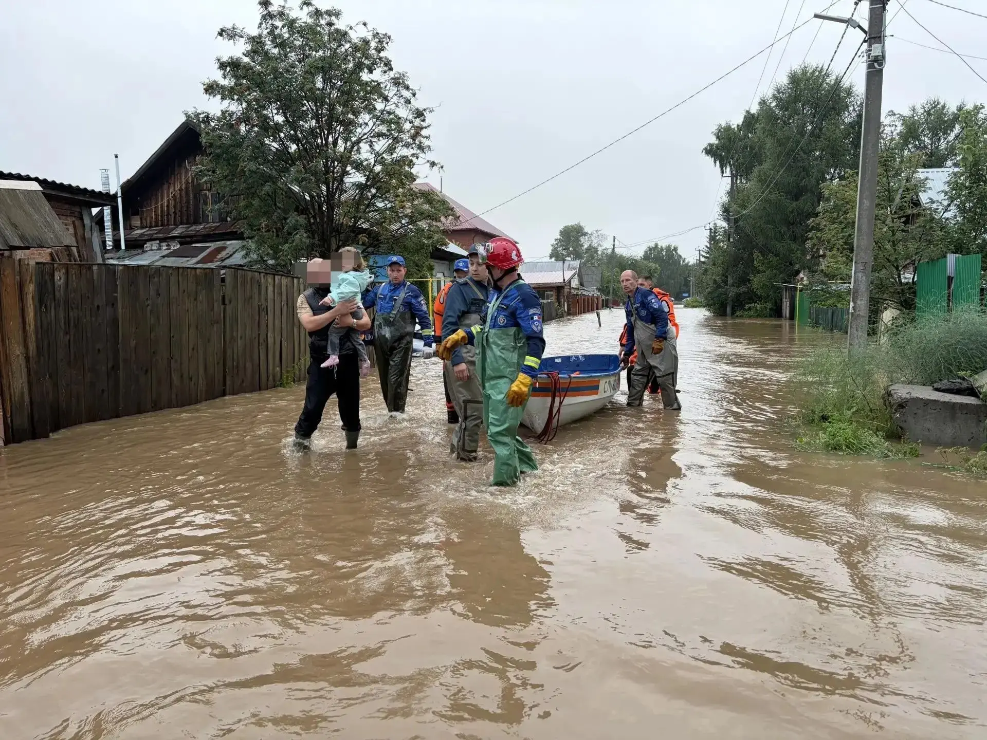 Спасатели поисково-спасательной службы Госкомитета Удмуртии по делам ГО и ЧС ликвидирую...