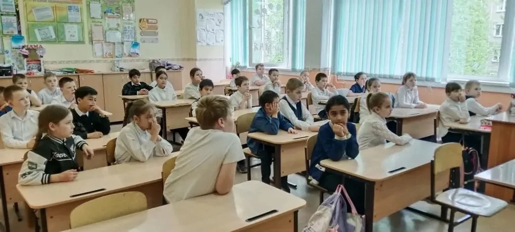 Встреча с участником специальной военной операции! 🤝🏻  Сегодня, 8 мая, в наших классах 1 «Д», 2 «Г» 