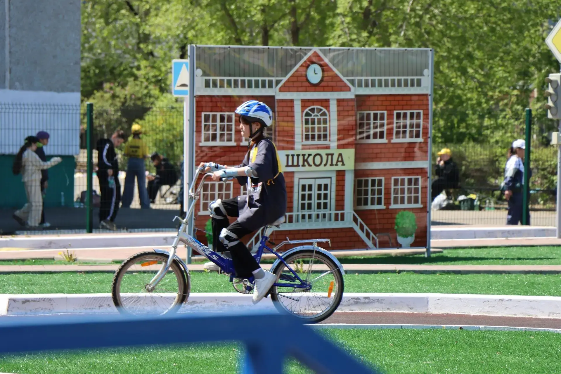 🚴‍♂️ В Приамурье почти сто школьников борются за звание лучших знатоков ПДД и путевку ...