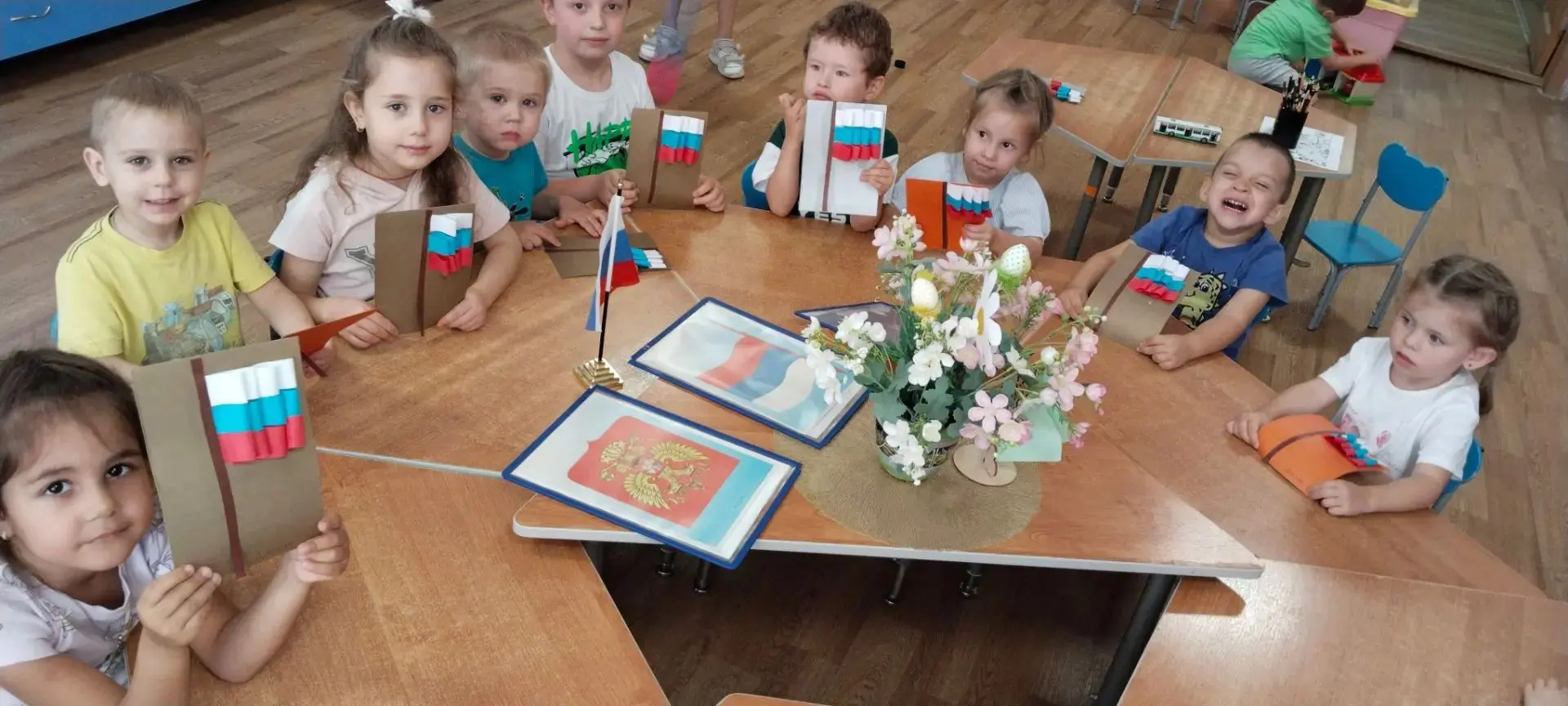 Во второй младшей группе  "Гномики ", прошло мероприятие, посвящённое "Дню Государствен...