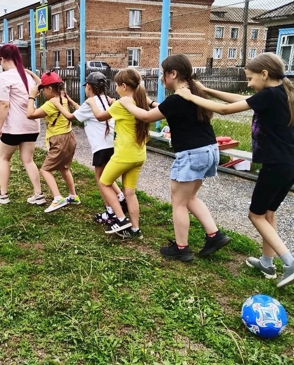Движение - это жизнь!
А спорт - это движение!
И вновь на нашей школьной площадке собираются  любител