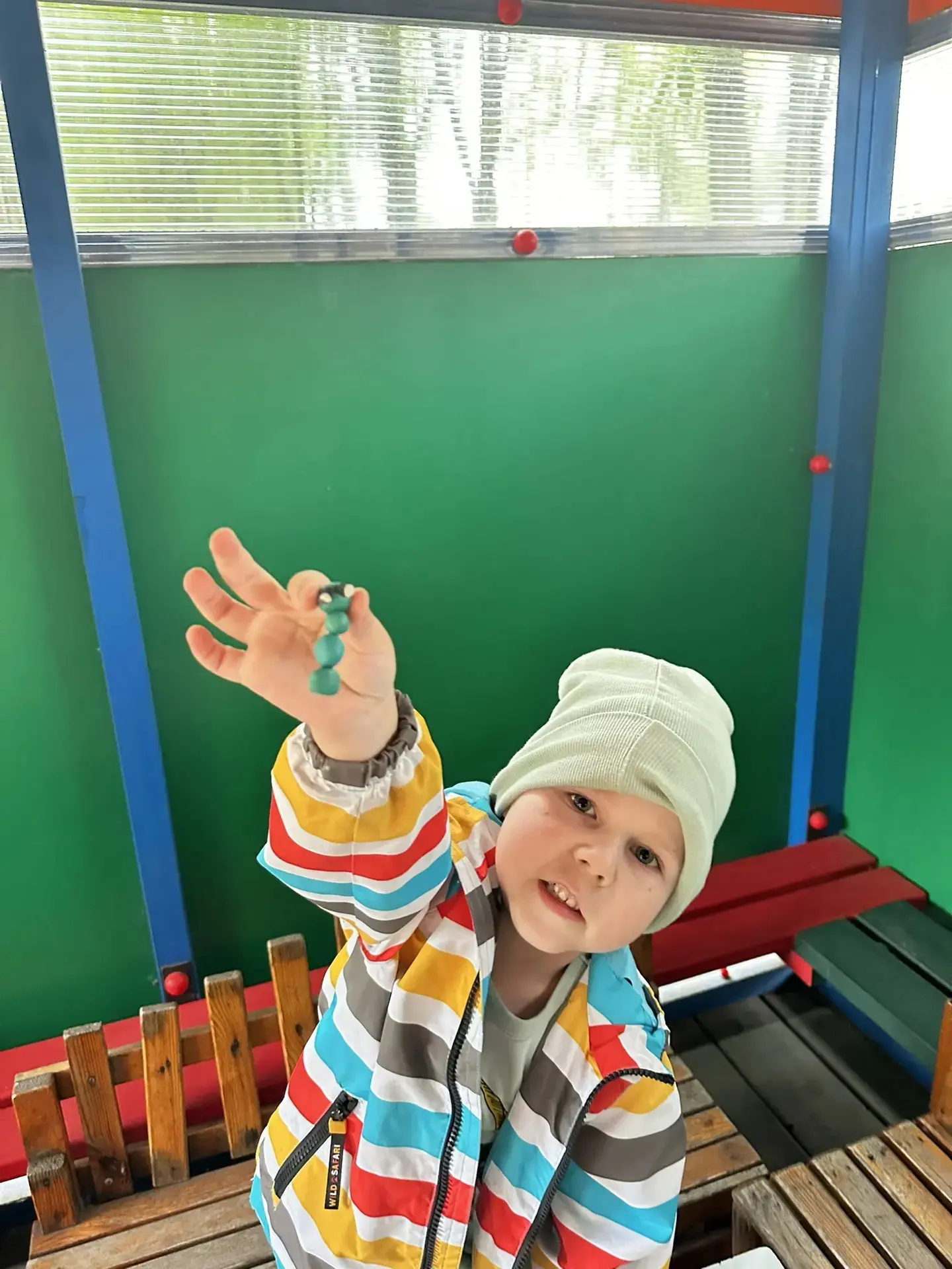 Долго я следил за ней.
А она с утра до ночи-
То сама себя длинней,
То сама себя короче🙂