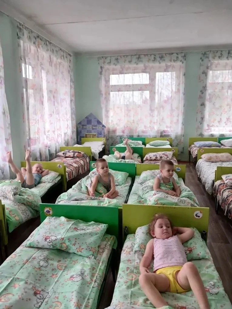 Детям дошкольного возраста дневной сон необходим, так как он играет важную роль в режим...
