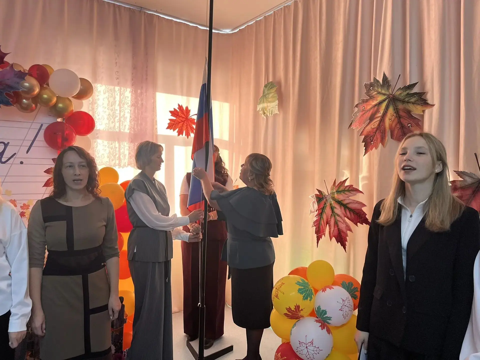 🎉 🔔День Учителя в МБОУ «Сухонойская СОШ»: праздник, полный тепла и уважения!🎉🇷🇺