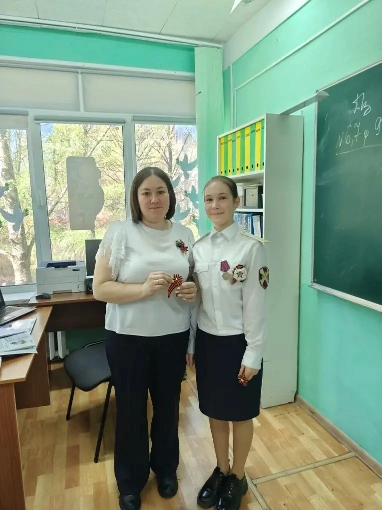 🌺 Кадеты поздравили учителей с Днём Победы! 🌺  Сегодня в нашей школе царила особенная атмосфера тепл