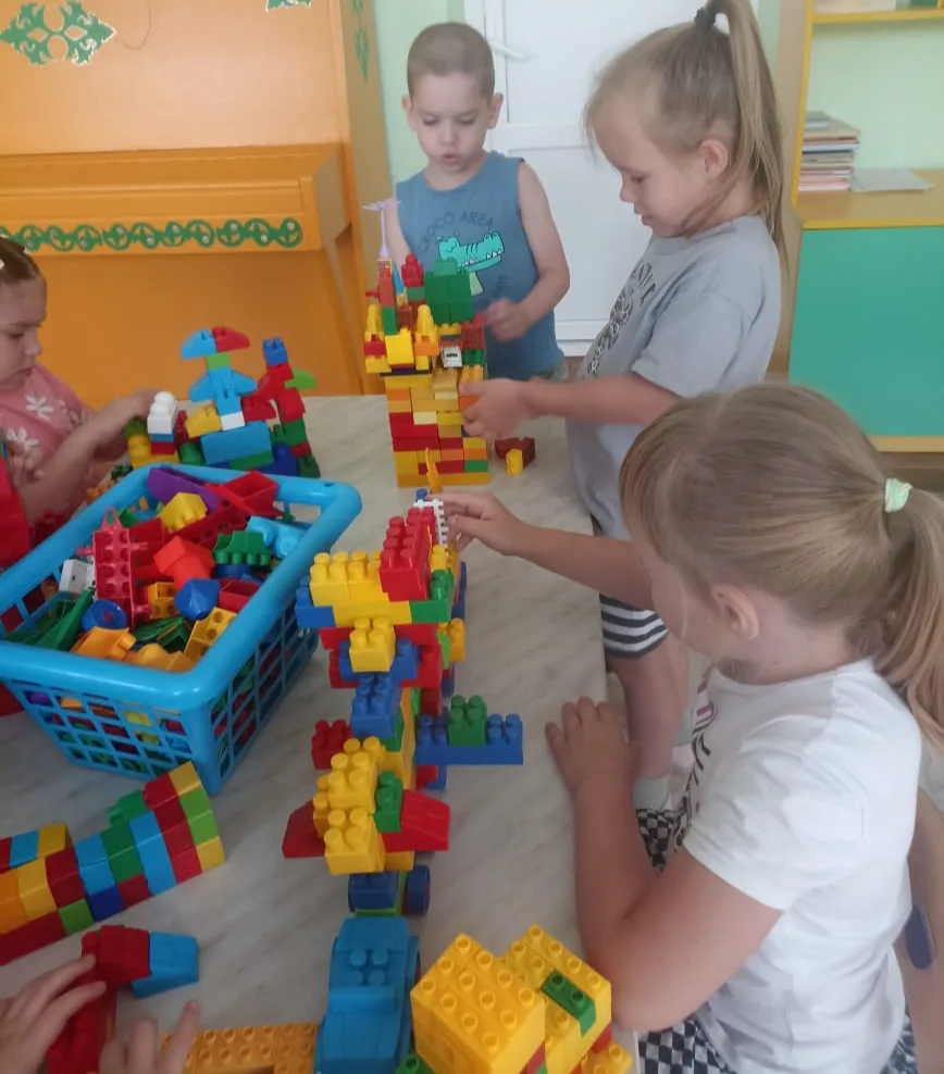 Играя в LEGO, ребенок развивается. В процессе конструирования совершенствуется воображе...