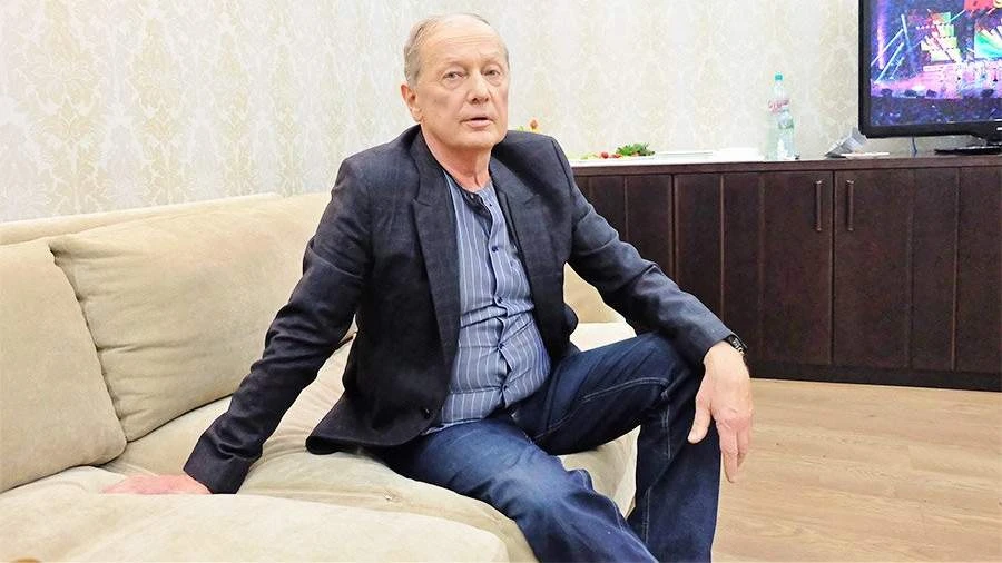 Видели когда-нибудь, как старшее поколение сидит за столом со своими детьми? Обратите в...