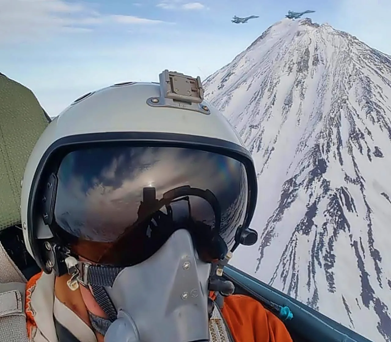 Летчики истребителей Су-35С ВКС России маневрирует в горной местности Камчатки! 🇷🇺